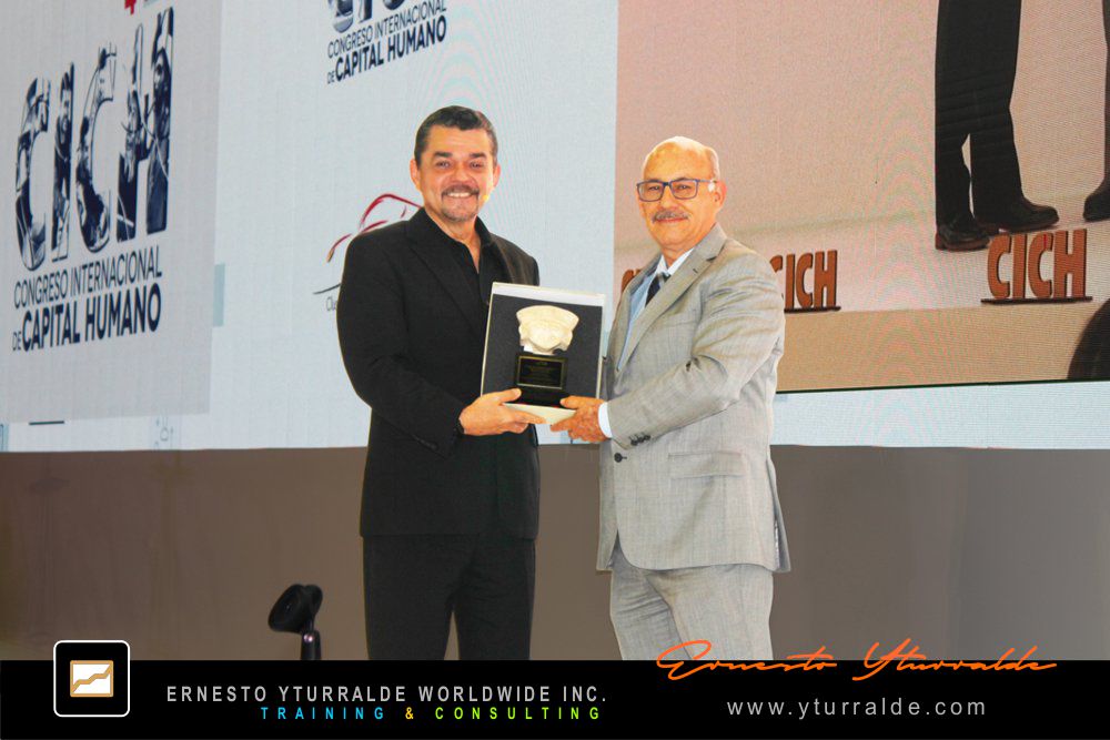 Ernesto Yturralde recibiendo distinción profesional en México | Formación de Formadores
